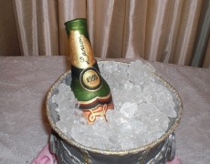c-up-champagne-icebucket-closeup