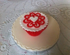 red-heart-design-cup-cake